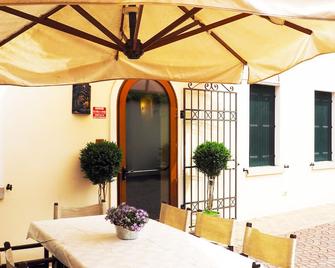 Hotel Cris - Venice - Patio