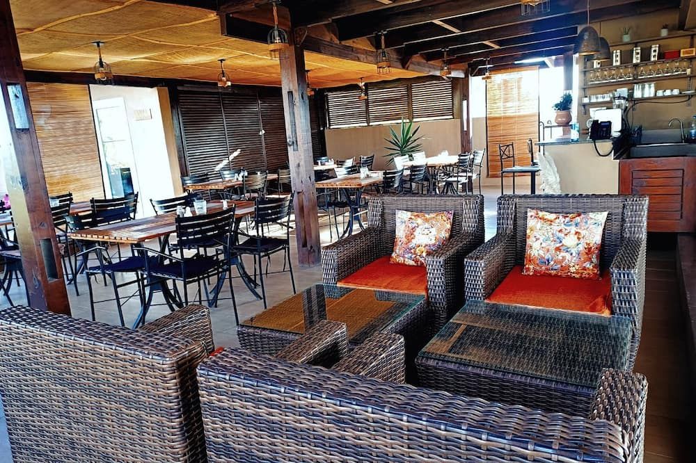 Fly Inn Madagascar Hotel - Navette Gratuite H24 - À 300m De L'aéroport International Ivato-Antananarivo - انتاناناريفو - مطعم