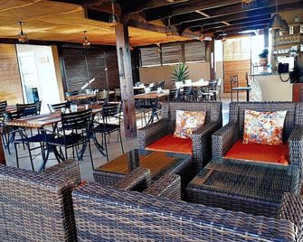 Fly Inn Madagascar Hotel - Navette Gratuite H24 - À 300m De L'aéroport International Ivato-Antananarivo - انتاناناريفو - مطعم