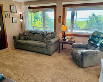Relax and recharge at The Spot - Toronto - Living room