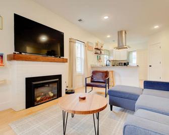 The Cozy Stone - 3 beds, 2 baths - Manhattan - Olohuone