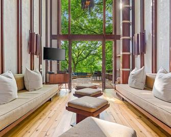 Famous Fay Jones designed cottage on Greers Ferry Lake, porch, propane torches! - Heber Springs - Living room