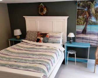 Tranquil Bay Lodge, 3 min walk to sand beach - Lambton Shores
