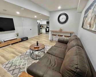 Vinash Luxury Suite - エドモントン - リビングルーム