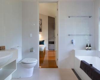 2 Bedroom Lakehouse (1 Bedroom lockoff) lake views from private deck - Weyba Downs - Bathroom