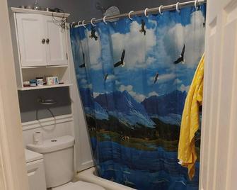 Washington Heights, Private Basement Room! - Milwaukee - Bathroom
