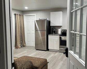 Cabin big enough for Bigfoot! - Nacogdoches - Kitchen