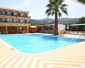 Hersonissos/Triton Garden Hotel - מליה - בריכה