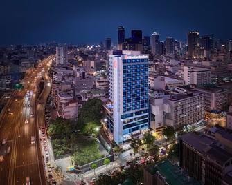 Hilton Garden Inn Bangkok Silom - Bangkok - Building