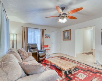 Recently-upgraded, beautiful townhome - close to the business district - Eureka - Living room