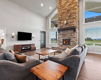 Little Pine Lodge - Hot tub, Views, Pool table & Family fun! - Donnelly - Living room