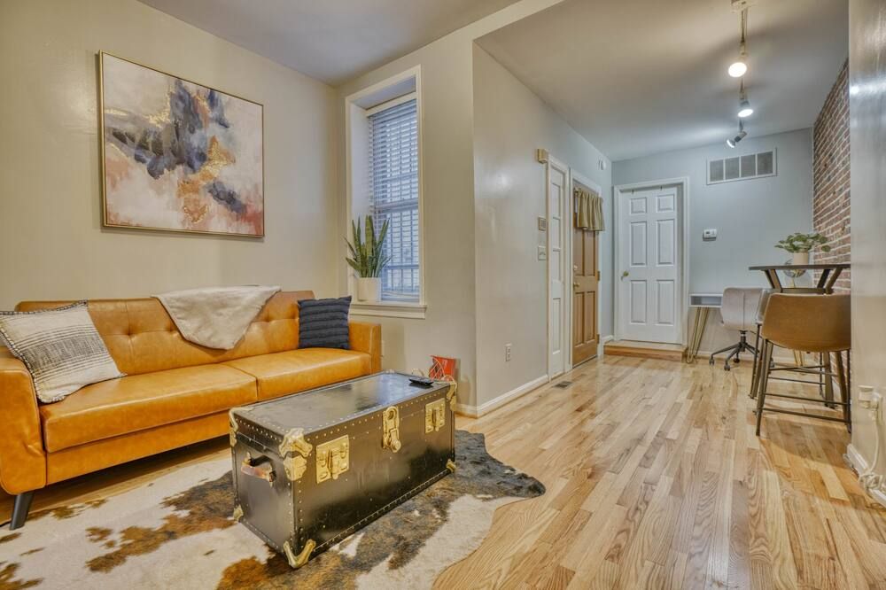 Charming Federal Hill! One Bedroom With Vibes - Baltimore - Living room