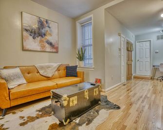 Charming Federal Hill! One Bedroom With Vibes - Baltimore - Living room