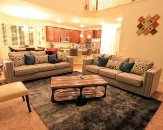 Beautiful house, Close to everything! - Louisville - Living room