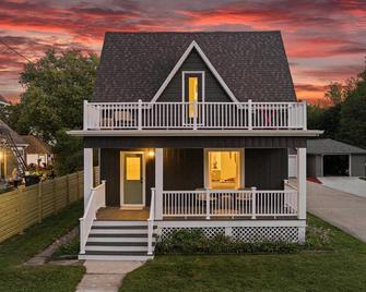 Stylish Home w/Fire Pit | Near Downtown & Weddings - Oconomowoc - Gebouw