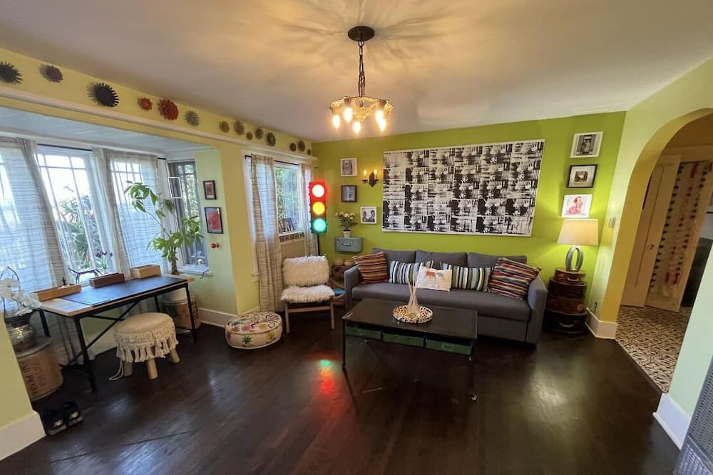 Charming Spanish with Downtown views in prime Los Feliz Los Angeles - לוס אנג'לס - סלון