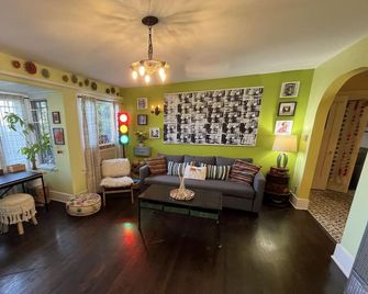 Charming Spanish with Downtown views in prime Los Feliz Los Angeles - Los Ángeles - Sala de estar