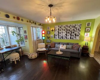 Charming Spanish with Downtown views in prime Los Feliz Los Angeles - לוס אנג'לס - סלון