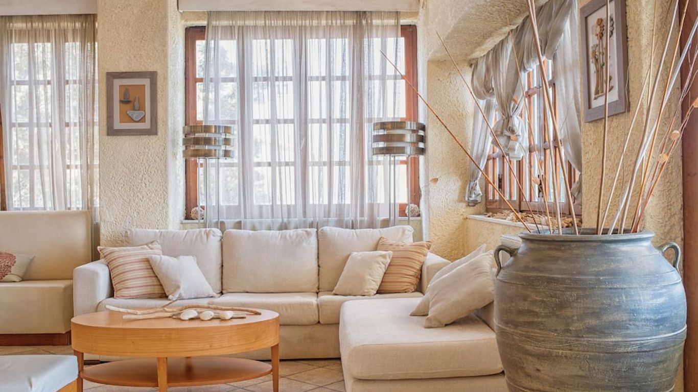 Cavos Bay Hotel and Studios