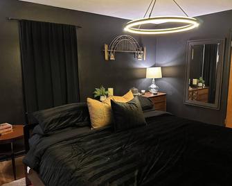 Eclectic 4 Bedroom Getaway with Private Pool! - Bartlett - Schlafzimmer