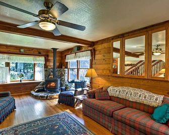 Large Log Cabin Nestled in the Pines on the Coast - Brookings - Living room