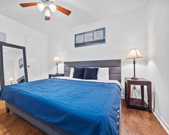 Cozy 3br 2ba Home Near Avalon Downtown Alpharetta - Alpharetta - Bedroom