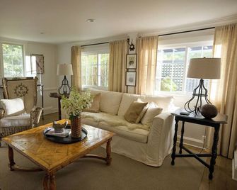 Charming Gardener’s Cottage on a Quiet Country Road - Bethel - Living room