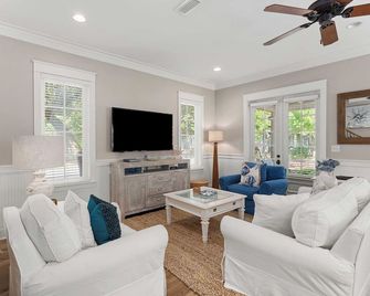 Golf Cart + Pool Access Near Baytowne & Beach Coral Starfish by Avantstay - Miramar Beach - Living room