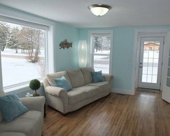 Beach Town Escape - Newly-Remodeled & Gorgeous! Great Location As Well! - Frankfort - Living room