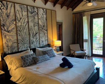 Luxury Apartment in the Zoetry Marigot Bay Resort Hotel with bay views - Marigot Bay - Bedroom