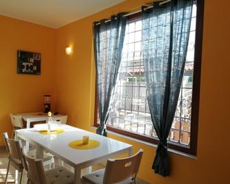 The Yellow House - La Casa Gialla - Fiumicino - Dining room