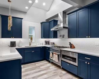 Spacious 5-bedroom house in cool Denver Downtown - Denver - Kitchen