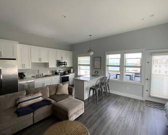 Direct Ocean Front Condo with large wrap around balcony - Hull - Kitchen