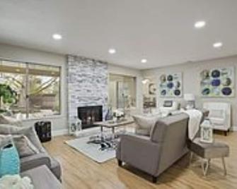 Beautiful home with a private bedroom and private full bath available! - Stockton - Living room