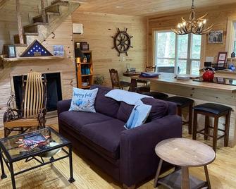 Touch of Heaven. Family friendly, Fishing, Nature galore! Maximum 6 guests. - Linden - Sala de estar