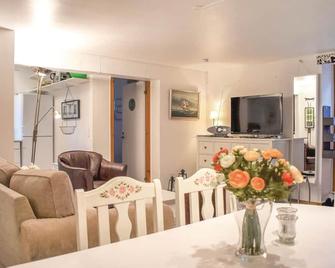 Cozy Home In Höllviken With Wifi - Höllviken - Dining room