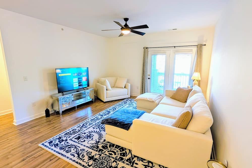 Spacious 1-Bedroom condo in Ballantyne / South Charlotte with Office and Laundry - שרלוט - סלון