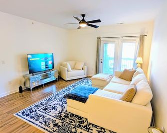Spacious 1-Bedroom condo in Ballantyne / South Charlotte with Office and Laundry - Charlotte - Sala de estar