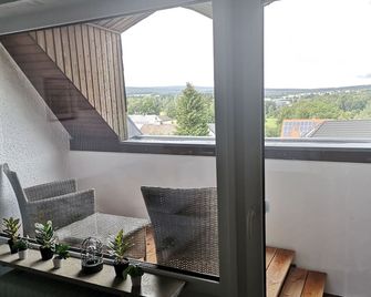 Vacation rental overlooking the lake in Bad Weißenstadt, with a view of the lake-side boarding house - Weißenstadt - Balcony