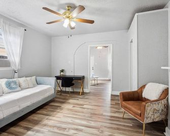 Authentic Creole Cottage - New Orleans - Living room