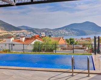 Budget villa for 10, views, pool, table tennis, perfect central location - Kaş - Alberca