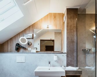 Landgasthaus Pfahl - Nuerburg - Bathroom
