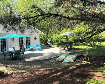 Peaceful Cottage Retreat near Shawnee National Forest - Vienna - Patio