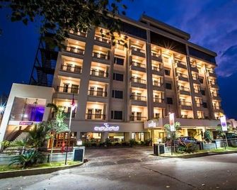 La Hospin Hotel - Rājahmundry - Building
