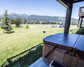 Book now for a Yellowstone Summer Vacation! Cozy retreat with hot tub! - Big Sky - Balkon