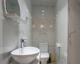 Laconia Domus - Plytra - Plitra - Baño