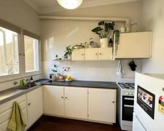 Brilliant Apt in the heart of Fremantle - Hosted by Canstay - Fremantle - Kitchen