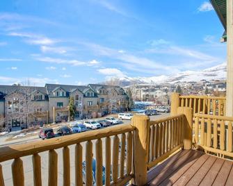 Well Stocked Family Condo Right on Golf Course - Near Pool & Hot Tub - Eden - Balcony