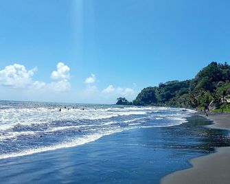 Tahiti - Fare Mitinui Surf Break - Arue - Plage