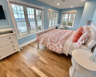 Fall openings w/late check out, Breathtaking waterfront, 2 SUP & 3 kayak & bikes - Suttons Bay - Bedroom